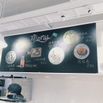 利用手繪黑板來呈現餐點MENU。