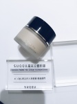 SUQQU晶采立體粉霜／3,350元
極致保濕潤澤，如同擦保養品般用手上妝即可；擦上後感覺肌膚被拉提，延展性高且柔焦效果佳。