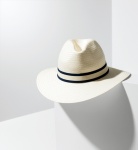 白色遮陽帽／1,590元