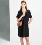 黑色V領洋裝／3,950元