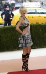 Taylor Swift身穿Louis Vuitton禮服、配戴Eva Fehren珠寶 （路透）
