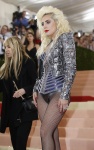女神卡卡Lady Gaga穿著Versace金屬鏤空亮片外套與訂製連身衣。。（路透）