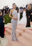 超級名模坎達兒珍娜Kendall Jenner穿著Versace藍白鏤空訂製禮服與銀白緞面繫帶高跟鞋。 （路透）
