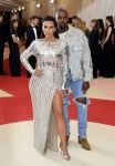 Kim Kardashian West身穿Balmain禮服（左）、Kanye West（右）（法新社）