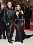 Jeremy Scott（左）、Nicki Minaj身穿Moschino（右）。（美聯社）