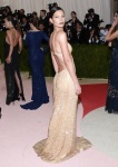 美國超模Lily Aldridge穿著Michael Kors 訂製金色鑲嵌絲質晚禮服。（美聯社）