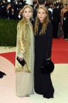 Ashley Olsen（左）、Mary-Kate Olsen（右）皆配戴Fred Leighton珠寶（法新社）