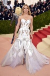 好萊塢女星凱特哈德森Kate Hudson穿著Versace白色鏤空金屬裝飾訂製禮服。（法新社）