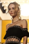 出席法國導演Stéphanie Di Giusto執導新作「La danseuse（The Dancer）」電影首映典禮。
穿著穿著香奈兒2016年秋冬高級時裝系列金屬刺繡黑色絲質洋裝。（歐新社）
