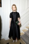 模特兒娜塔莉亞·沃迪亞諾娃（Natalia Vodianova）身穿黑色刺繡長洋裝與2016早秋新款Diorama Club提包。 （Dior提供）