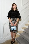 迪奧代言人瑪莉詠·柯蒂亞（Marion Cotillard）身穿高級訂製刺繡洋裝與2016早秋新款Diorama Club提包。（Dior提供）