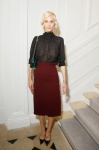 法國名模 艾梅琳·瓦拉德（Aymeline Valade）身穿黑色絲質上衣與酒紅色裙子。（Dior提供）