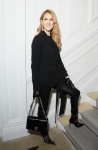 席琳·狄翁（Celine Dion）身穿Bar Jacket、黑色皮褲，手拿黑色鱷魚皮Diorama提包。（Dior提供）