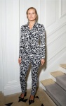 名媛奧林匹亞·斯卡瑞（Olympia Scarry）身穿早秋豹紋圖騰褲裝 。（Dior提供）