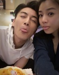 陳曉（左）替陳妍希（右）慶生，兩人吐舌裝可愛自拍。（翻攝自Instagram）