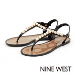 NINE WEST 珍珠裝飾橡膠平底涼鞋／999元（圖片擷取自Yahoo!購物中心）