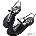 Ann’S 浪漫珍珠蝴蝶結水鑽T型夾腳涼鞋／1,280元（品牌提供）