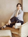 韓國女星李英愛日前以Ｍinelli鏤空皮革涼鞋拍攝雜誌JLOOK畫報，為跟鞋配上直條襯衫及長褲展現知性優雅韻味。