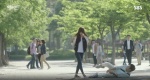 韓劇「Doctors」女主角朴信惠穿著Minelli 草編厚底涼鞋一個帥氣迴旋踢把男主角踢倒在地。