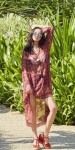 韓國歌手具荷拉身穿Minelli楔形草編鞋拍攝雜誌畫報，以紅色麂皮襯托膚色搭配T字設計延伸腿型，是營造度假風的絕佳單品。