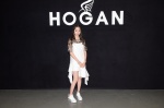 歐陽娜娜於米蘭時裝週參與HOGAN 2017秋冬大秀。（品牌提供）
