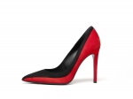 Salvatore Ferragamo 紅黑拼色羊麂皮高跟鞋（品牌提供）