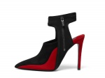Salvatore Ferragamo 紅黑拼色麂皮拼接高跟涼鞋（品牌提供）
