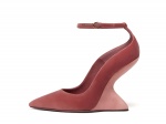Salvatore Ferragamo 粉色天鵝絨F形楔形跟繫帶鞋（品牌提供）