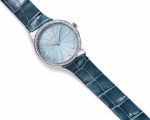 Tiffany Metro 28mm冰藍色錶盤不鏽鋼鑲鑽蔚藍色鱷魚皮錶帶石英機芯腕錶 NT$239,000（品牌提供）