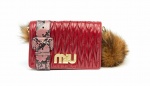 MIU MIU摩登蛇紋扣带皮草背袋包NT$66,500 （品牌提供）