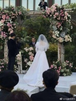 除了老公汪峰公司偷拍，章子怡在宋慧喬婚禮上做這件事也被罵翻了！