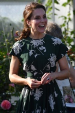 準妯娌大撞衫！凱特王妃與梅根馬克爾被媒體抓到穿同一件洋裝...凱