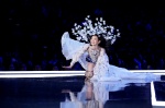 驚！維密上海秀中國超模奚夢瑤慘摔，網友：不知道明年還有沒有她？