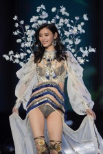 驚！維密上海秀中國超模奚夢瑤慘摔，網友：不知道明年還有沒有她？
