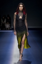 貝拉・哈蒂德（Bella hadid）穿鏤空線條設計洋裝登上Versace秋冬女裝伸展台 