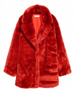 H&M紅色人造皮草大衣，價格店洽。