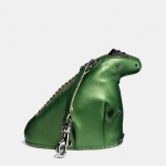 Coach綠色恐龍零錢包，NT4,900。