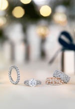 De Beers（由左至右）Classic爪鑲鑽石戒環，價格店洽；Infinity Heart單鑽戒指，價格店洽；Dewdrop玫瑰金鑽石戒環，NT139,000；Enchanted Lotus白K金鑽石戒環，NT237,000。