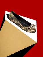 Salvatore Ferragamo金色蝴蝶結平底鞋，NT23,900。