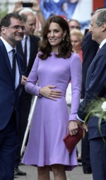大嫂還是贏了！凱特王妃端出穿 3 次的懷孕舊衣亮相、氣勢強壓梅根低調風！