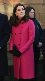 凱特王妃懷雙胞胎公主？靠修身顯瘦「傘狀外套」藏8月孕肚！
