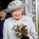 91歲英女王首次看秀！時尚女魔頭作陪被批失禮就是這個「時尚壞習慣」害了她…