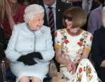 91歲英女王首次看秀！時尚女魔頭作陪被批失禮就是這個「時尚壞習慣」害了她…