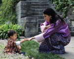 不丹小王子兩歲了！超萌新照釋出被發現國王最愛和他「舉高高」！