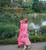 25萬粉絲IG狂追！日本雙胞胎姊妹全身「粉紅控」驚艷時裝週！ 