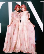 25萬粉絲IG狂追！日本雙胞胎姊妹全身「粉紅控」驚艷時裝週！ 