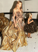 碧昂絲紅毯裝扮超浮誇！穿「金黃戰袍」震懾全場，外媒狂讚：像藝術品！