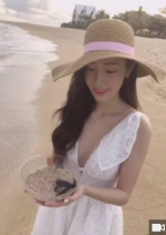 Jessica鄭秀妍度假造型超辣眼！穿「深V開到肚臍」蕾絲洋裝尺度大開！
