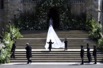英皇室婚禮最萌！喬治小王子帥氣軍裝、夏綠蒂小公主與新娘同穿Givenchy