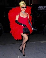 火雞裝、OL服不夠看？Lady Gaga一天連換3套衣扮「瑪麗蓮夢露」裝淑女！